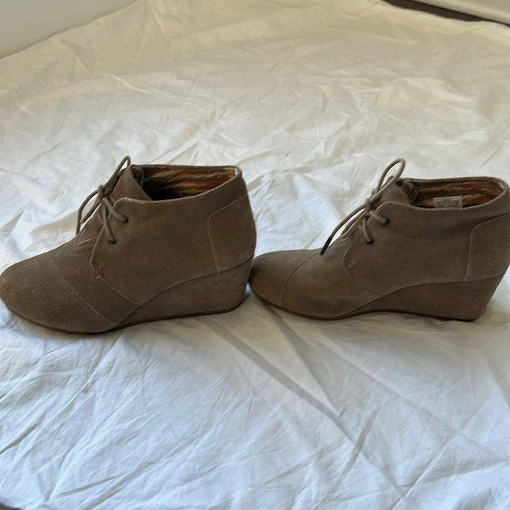 Tom's‎ Kala Desert Wedge Shoes in Taupe Suede Tan Wedges Lace Up Shoes Womens 9